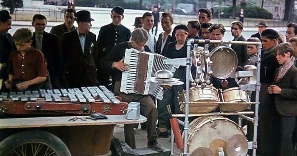 Amazing Color Photos of Occupied Paris During World War II