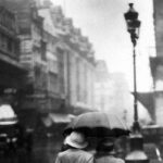 20 Impressive Vintage Pictures of Paris Streets under the Rain in the 1930s