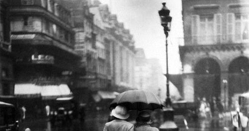 20 Impressive Vintage Pictures of Paris Streets under the Rain in the 1930s