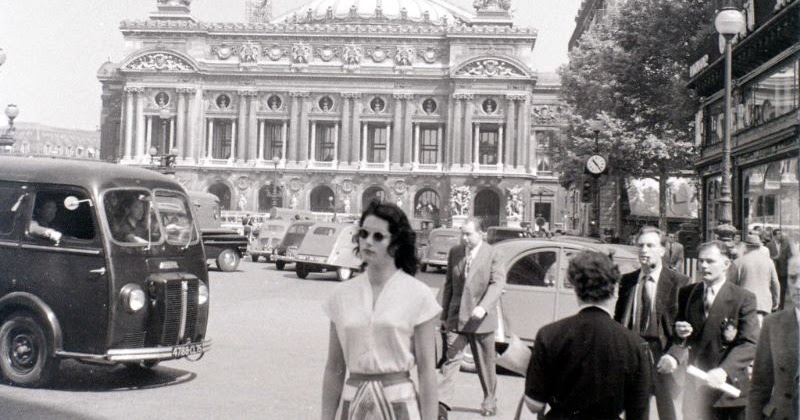 34 Black and White Snapshots That Show Parisian Girls From the 1950s