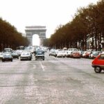 31 Wonderful Photos Capture Street Scenes of Paris in the Late 1970s