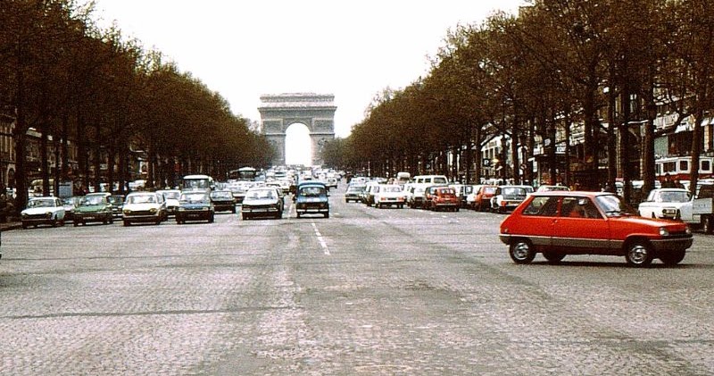 31 Wonderful Photos Capture Street Scenes of Paris in the Late 1970s