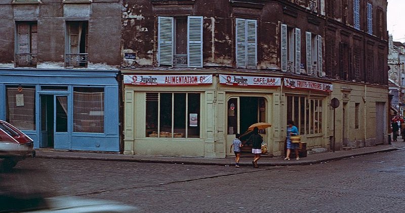 41 Fascinating Color Photos That Capture Street Scenes of Paris in the Early 1970s