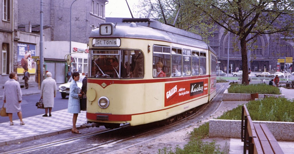 32 Color Photos Show Trams of Germany in the 1970s