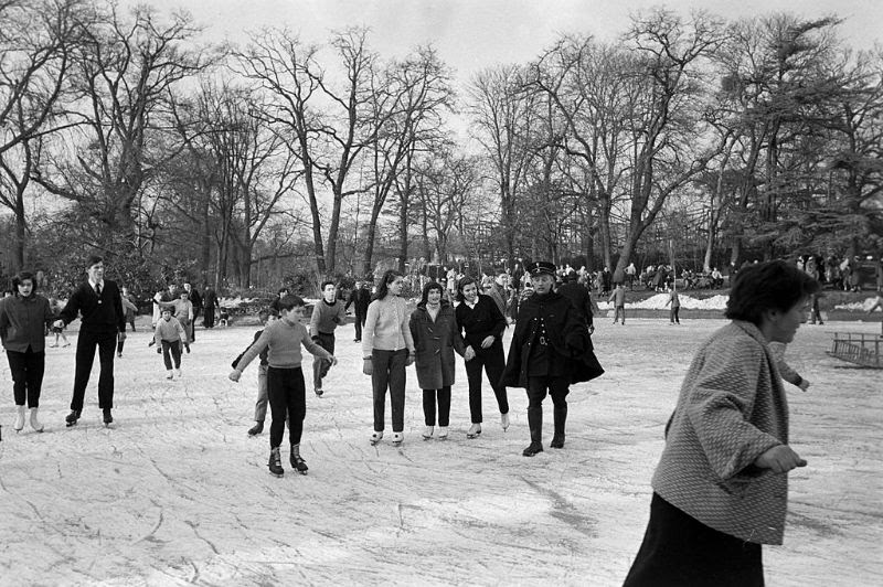 Vintage Photographs of People Having Fun at the Bois de Boulogne During the Winter of 1956