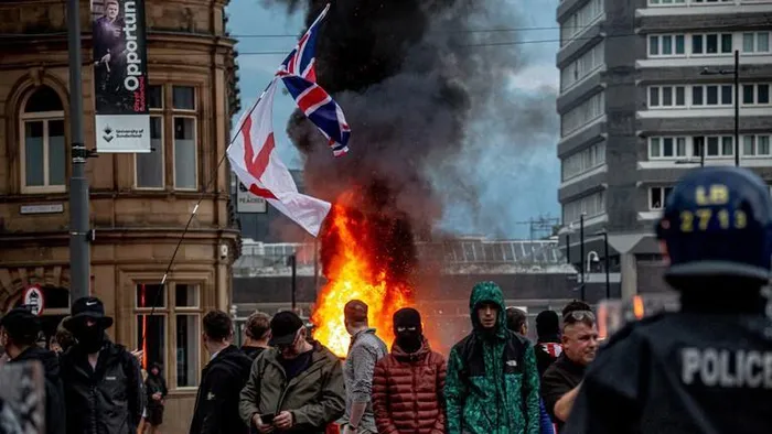 Britain mobilizes 6,000 special police to respond to riots _ Hieuuk