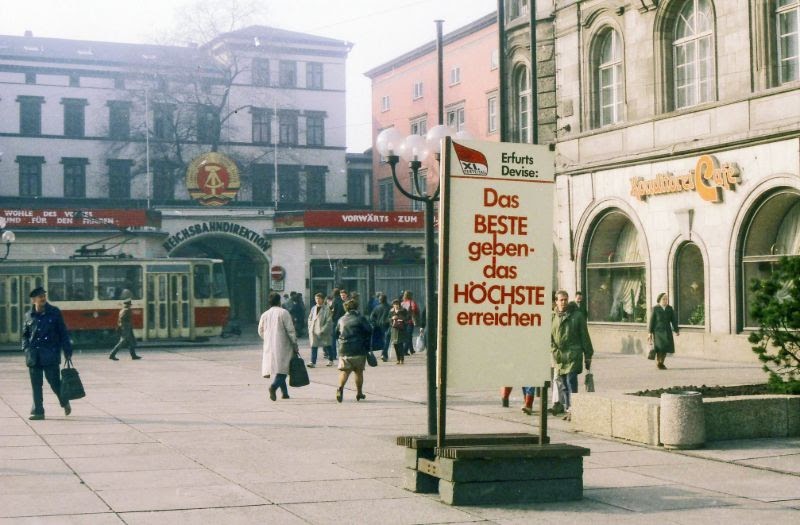 35 Wonderful Photos Capture Street Scenes of Europe in the Mid-1980s