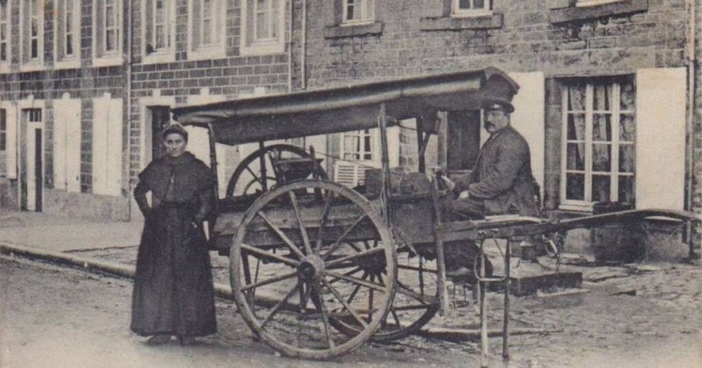 34 Vintage Postcards Depict Knife-Grinders on the Streets of France From the Late 19th and Early 20th Centuries