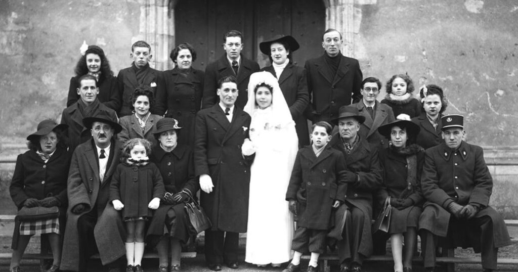 50 Fascinating Wedding Group Photos in France From the Early 1950s