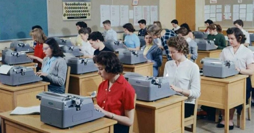 30 Vintage Photographs Capture Scenes of High School Typing Classes From Between the 1950s and 1970s