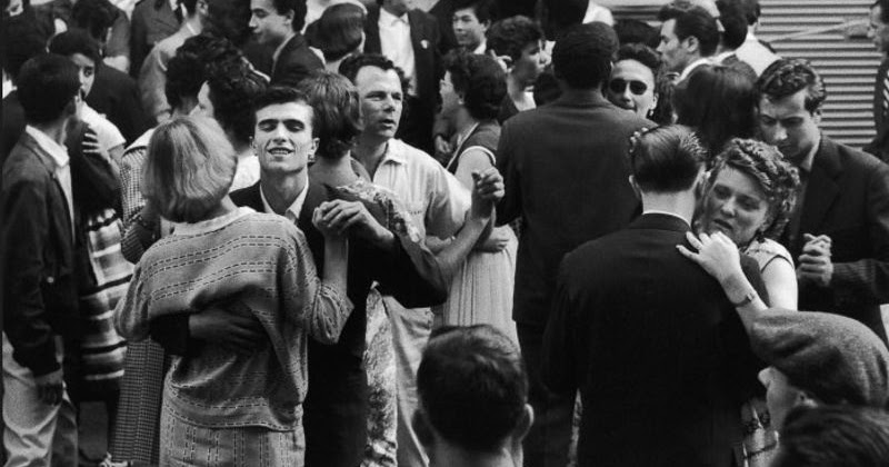 40 Amazing Black and White Photographs Capture Everyday Life in France During the Mid-20th Century