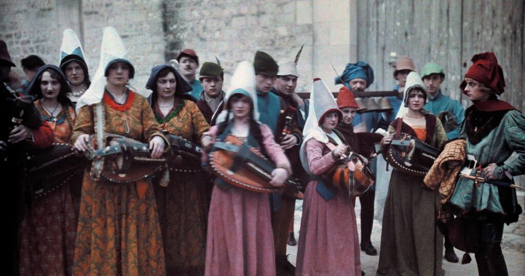 14 Wonderful Photos of French People Don Colorful Costumes at the Joan of Arc Festival, November 1932