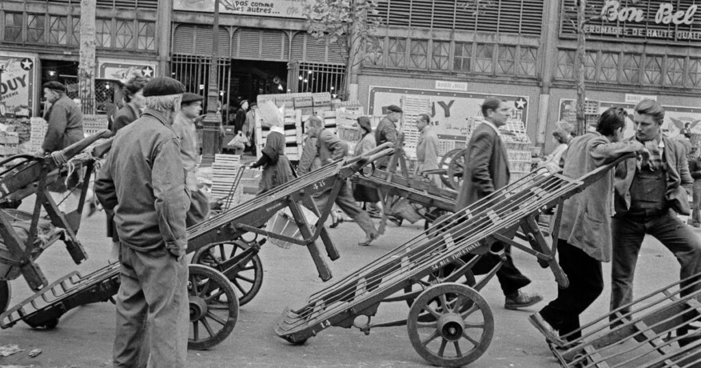 28 Vintage Photographs Documented Everyday Life at Paris’s Central Fresh Food Market ‘Les Halles’ in the 1950s