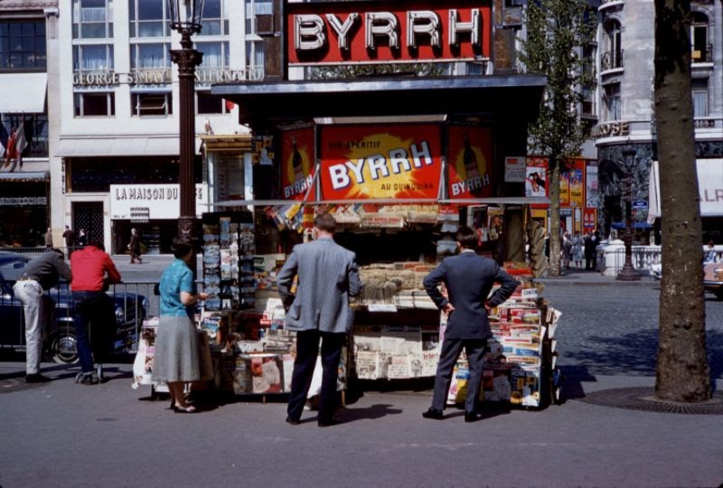 Beautiful Kodachrome Photos Capture Street Scenes of Paris in 1960