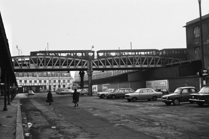 40 Black and White Photos Capture Street Scenes of Paris in 1969