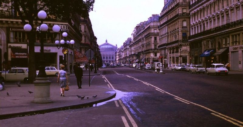 21 Stunning Black and White Photographs That Capture Street Scenes of Paris in the 1950s and 1960s