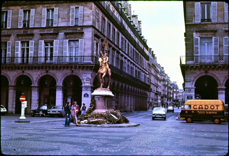 40 Amazing Color Photos Capture Street Scenes of Paris in the Late 1970s