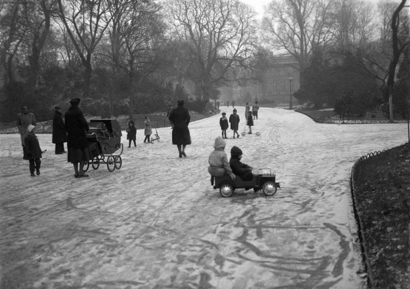 Mesmerizing Black and White Pictures of Winter Life in 1950s Paris