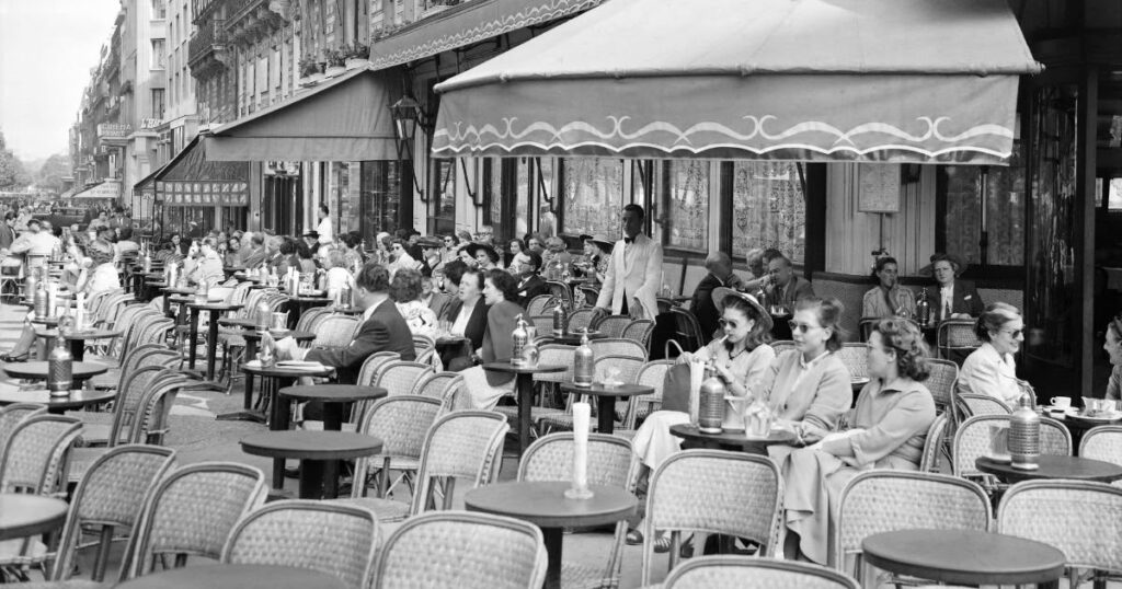 Amazing Vintage Photographs Capture Café Life in Paris in the 1940s