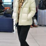 “Gal Gadot’s Chic Travel Outfit Stylish Journey with the Hollywood Icon” – celebknews6