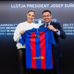 “Gal Gadot’s Special Visit to FC Barcelona at Camp Nou Hollywood Star Immersed in Football Excitement” – celebknews6