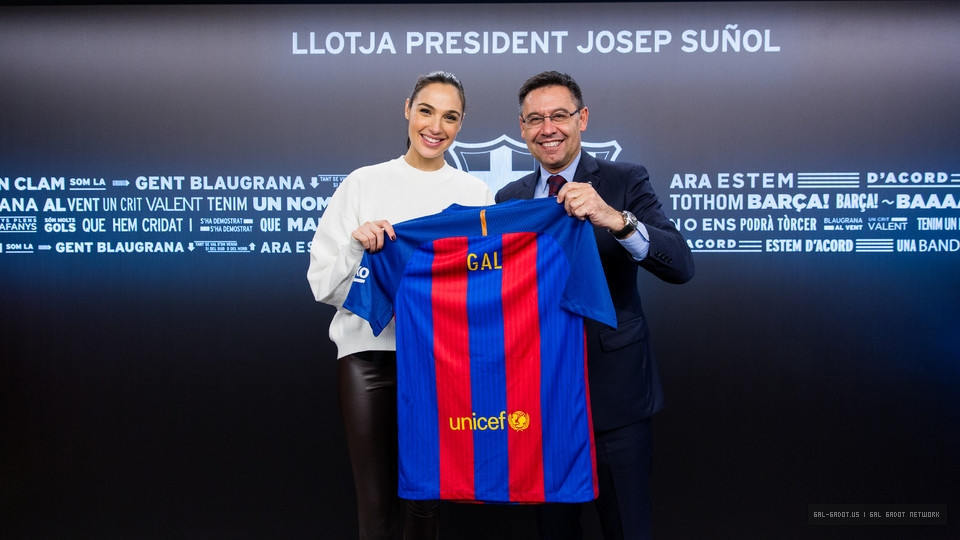 “Gal Gadot’s Special Visit to FC Barcelona at Camp Nou Hollywood Star Immersed in Football Excitement” – celebknews6