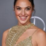 “The Queen of the Red Carpet: Gal Gadot’s Dazzling Entrance at the Justice League Premiere” – celebknews6