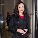 “Gal Gadot’s City Cool: Strutting Out of Her New York Hotel with Effortless Flair” – celebknews6