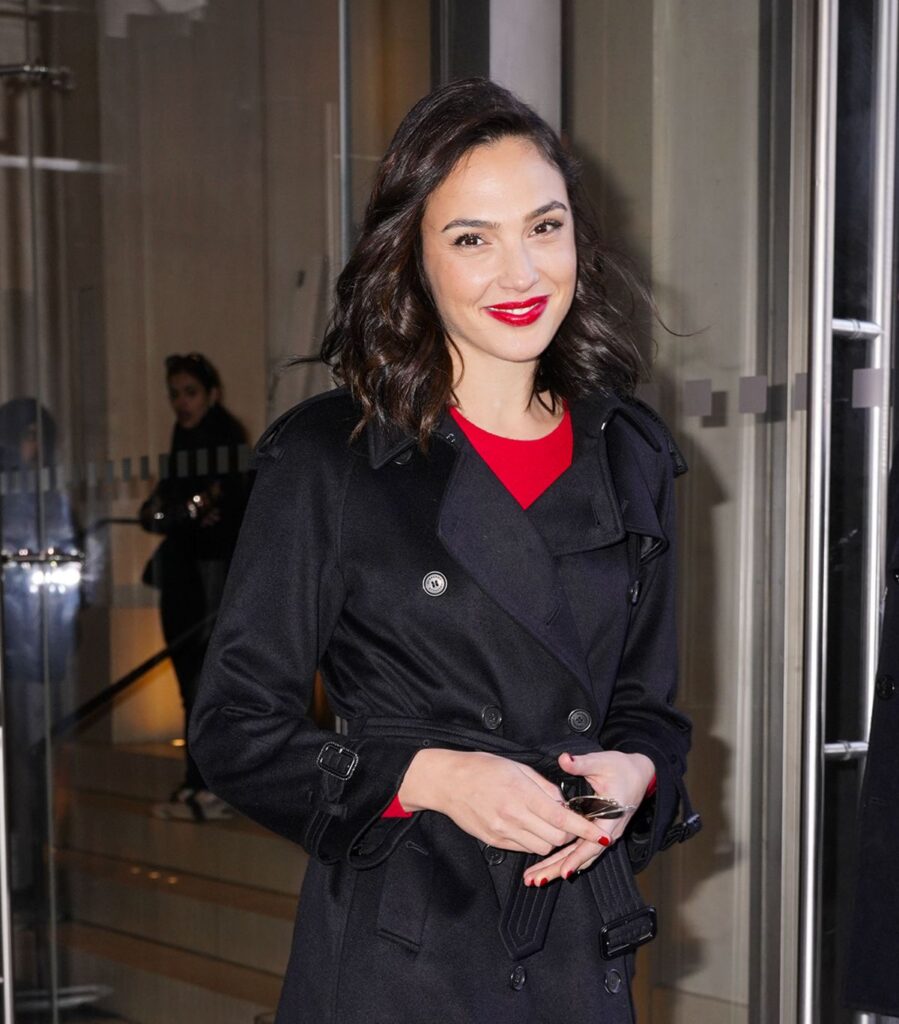 “Gal Gadot’s City Cool: Strutting Out of Her New York Hotel with Effortless Flair” – celebknews6