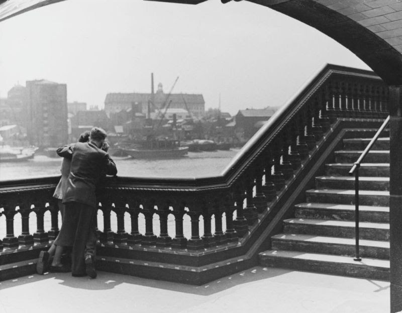 23 Romantic Vintage Photos of Couples in the UK in the 1950s